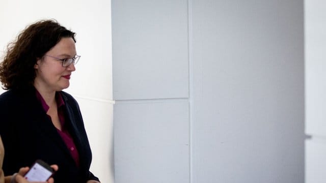 Andrea Nahles verlässt für kurze Zeit die Sondersitzung der SPD-Bundestagsfraktion. Andrea Nahles verlässt für kurze Zeit die Sondersitzung der SPD-Bundestagsfraktion.
