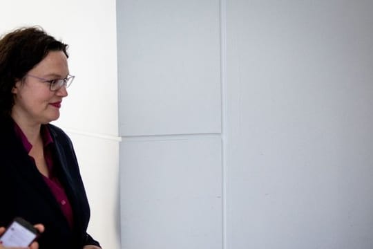 Andrea Nahles verlässt für kurze Zeit die Sondersitzung der SPD-Bundestagsfraktion.