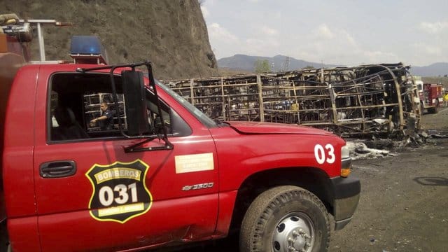 Feuerwehrleute sind nach dem Busunfall im Einsatz. Feuerwehrleute sind nach dem Busunfall im Einsatz.