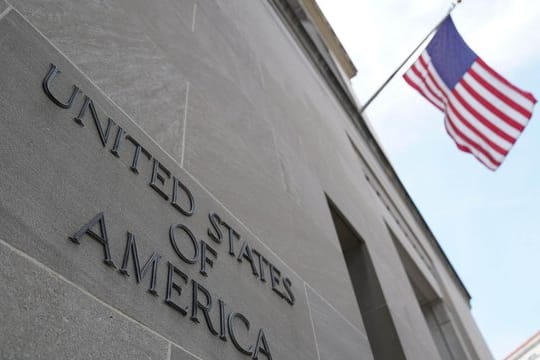 Mueller hatte sich erstmals nach etwa zwei Jahren öffentlich zu den Russland-Ermittlungen geäußert und Trump ausdrücklich nicht vom Vorwurf der Justizbehinderung freigesprochen.