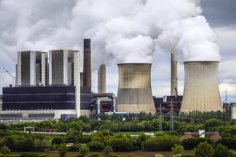 Kraftwerk Weisweiler in NRW: Innerhalb der Union verstärkt sich die Kritik an den Plänen zum Kohleausstieg (Archivbild).