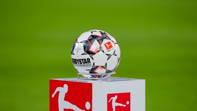 Die Fußball-Bundesliga ist im Umsatz-Ranking der europäischen Top-Ligen auf Platz zwei vorgerückt. Die Fußball-Bundesliga ist im Umsatz-Ranking der europäischen Top-Ligen auf Platz zwei vorgerückt.