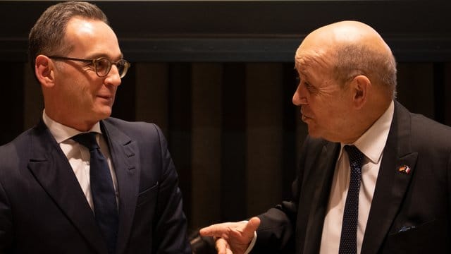 Heiko Maas unterhält sich im Saal des Sicherheitsrates der UN mit Jean-Yves Le Drian, französischer Außenminister.