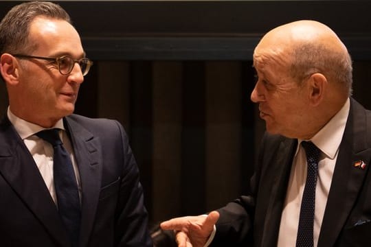 Heiko Maas unterhält sich im Saal des Sicherheitsrates der UN mit Jean-Yves Le Drian, französischer Außenminister.
