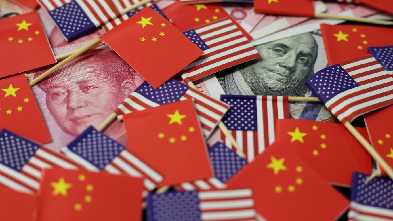 Amerikanische und chinesische Flaggen (Symbolbild): Der Handelskonflikt zwischen den beiden Staaten sorgt für sinkenden Aktienkurse.