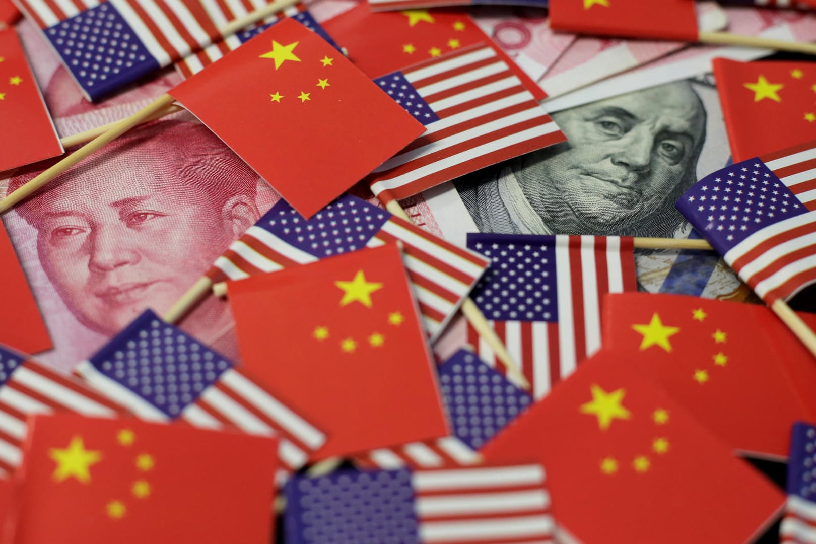 Amerikanische und chinesische Flaggen (Symbolbild): Der Handelskonflikt zwischen den beiden Staaten sorgt für sinkenden Aktienkurse.