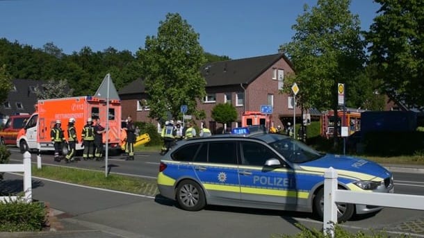 Polizei und Rettungskräfte im Einsatz: Während sie mit Straßenkreide spielte, ist eine Zehnjährige von einem Auto erfasst und schwer verletzt worden.