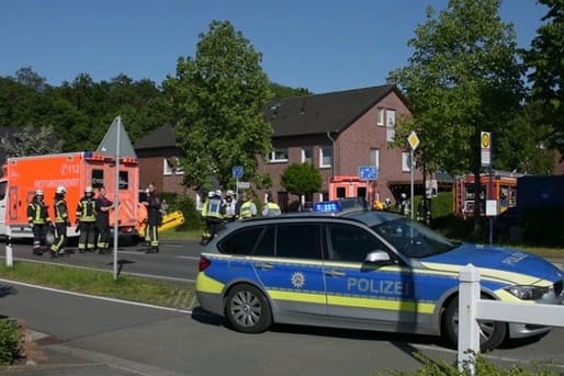 Polizei und Rettungskräfte im Einsatz: Während sie mit Straßenkreide spielte, ist eine Zehnjährige von einem Auto erfasst und schwer verletzt worden.