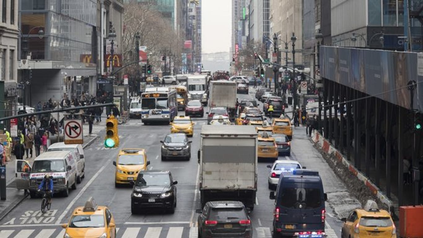 Der Verkehr staut sich auf der 42nd Street in New York.