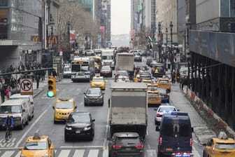 Der Verkehr staut sich auf der 42nd Street in New York.