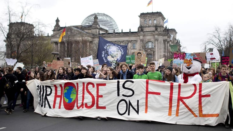 Fridays-For-Future protest vor dem Reichstag (Archivbild): Schüler in Berlin könnten nicht versetzt werden, sollten sie weiterhin jeden Freitag streiken.