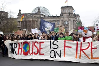 Fridays-For-Future protest vor dem Reichstag (Archivbild): Schüler in Berlin könnten nicht versetzt werden, sollten sie weiterhin jeden Freitag streiken.