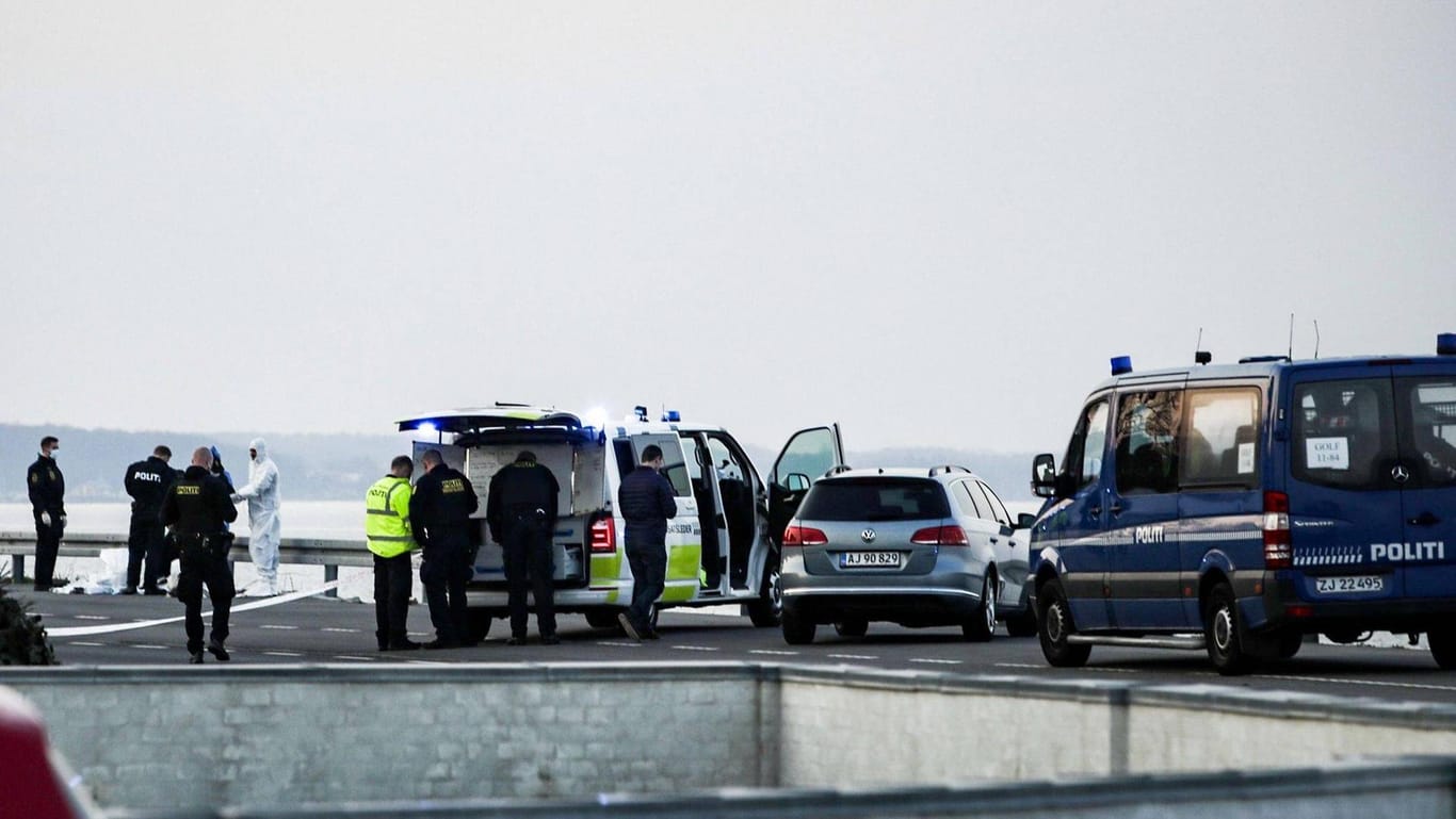 Dänische Polizei im Einsatz (Symbolbild): Nach dem Fund zweier Leichen in einem ausgebrannten Haus in Dänemark ist ein junger Deutscher festgenommen worden.