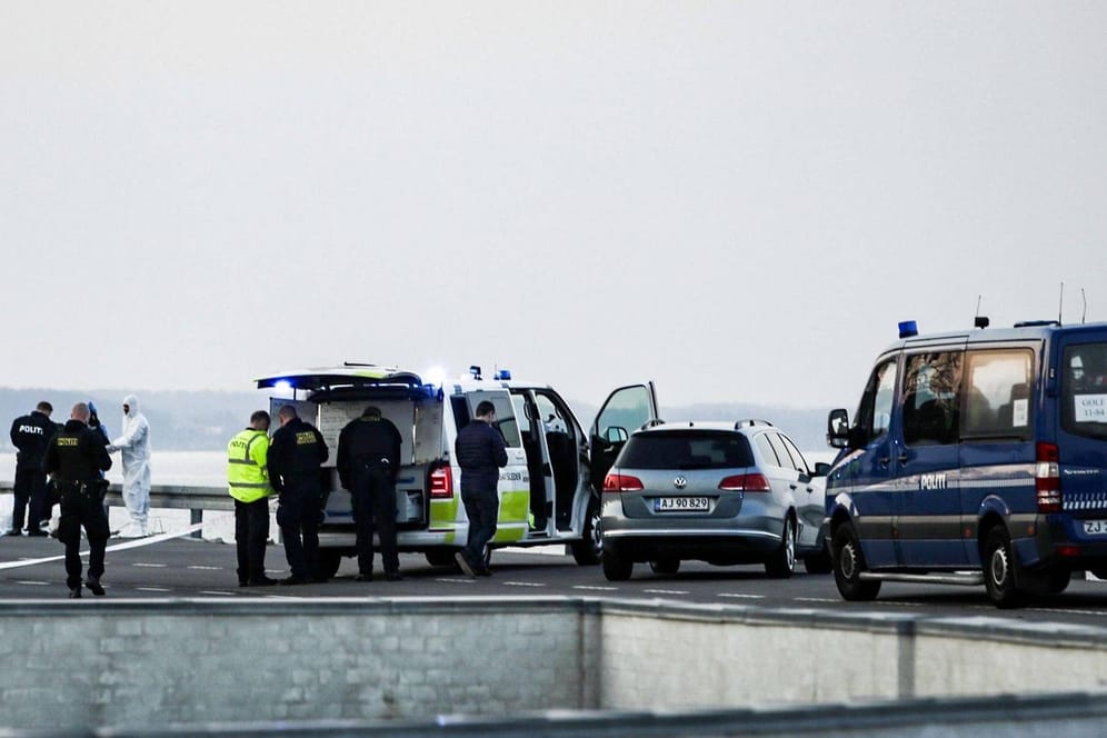 Dänische Polizei im Einsatz (Symbolbild): Nach dem Fund zweier Leichen in einem ausgebrannten Haus in Dänemark ist ein junger Deutscher festgenommen worden.