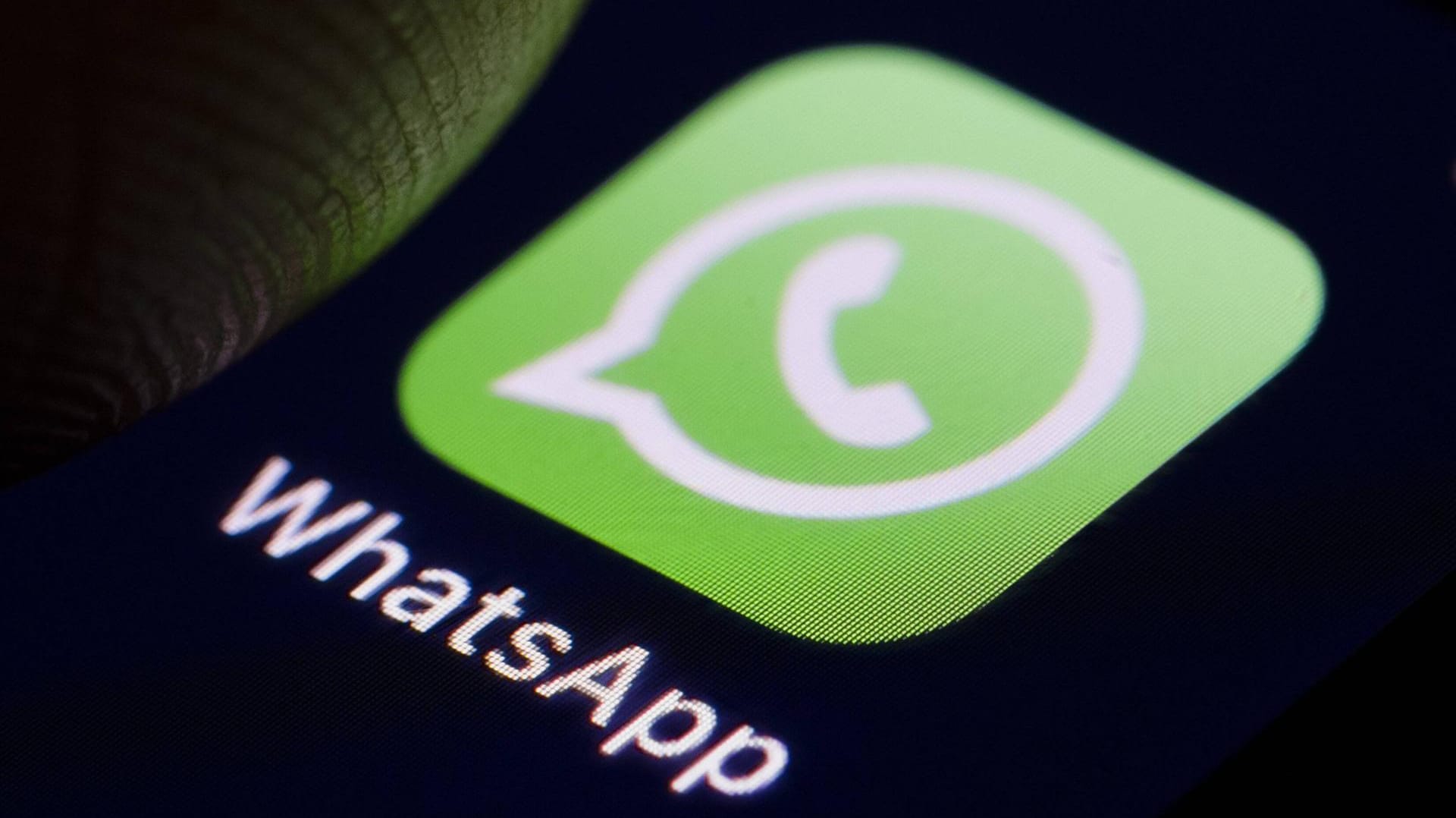 Das Logo von WhatsApp auf einem Smartphone: Nutzer können Chats löschen oder auslagern und so Speicherplatz freimachen.