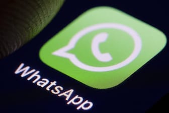 Das Logo von WhatsApp auf einem Smartphone: Nutzer können Chats löschen oder auslagern und so Speicherplatz freimachen.