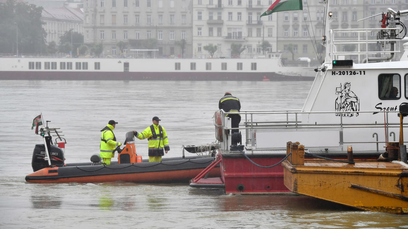 Rettungskräfte in Budapest: Von zahlreichen Menschen fehlt nach dem Schiffsunglück noch jede Spur.