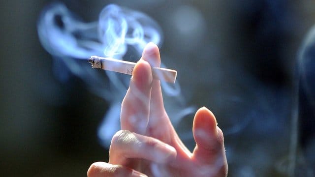 Männer und Frauen sollte ihre Liebsten nicht direkt nach dem Zigarettenkonsum küssen, denn Raucher atmen noch bis zu zehn Minuten nach Löschen der Zigarette Schadstoffe aus. Männer und Frauen sollte ihre Liebsten nicht direkt nach dem Zigarettenkonsum küssen, denn Raucher atmen noch bis zu zehn Minuten nach Löschen der Zigarette Schadstoffe aus.