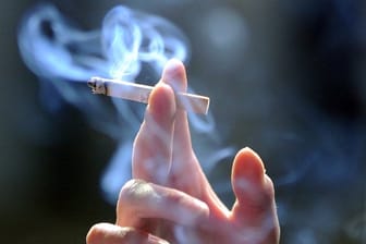 Männer und Frauen sollte ihre Liebsten nicht direkt nach dem Zigarettenkonsum küssen, denn Raucher atmen noch bis zu zehn Minuten nach Löschen der Zigarette Schadstoffe aus.