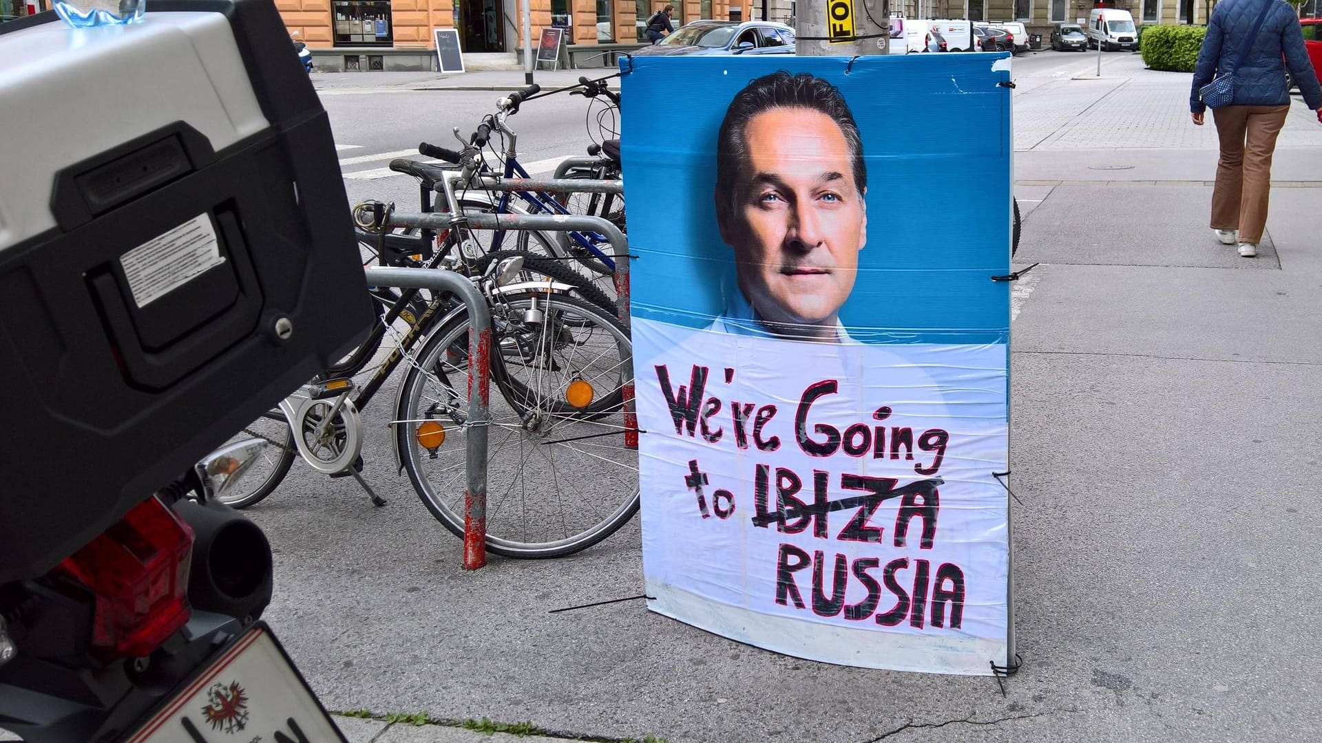 Plakat in Innsbruck: Der Text nimmt Bezug auf die Ibiza-Affäre von Heinz-Christian Strache und einen bekannten Popsong.