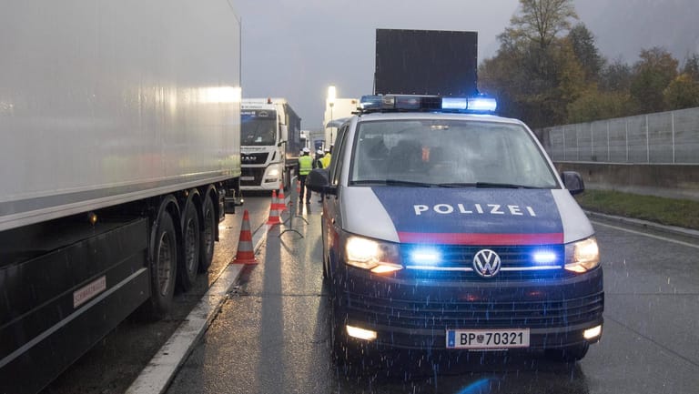 Österreichische Polizei im Einsatz (Symbolbild): Bei einem Unfall im österreichischen Gleinalmtunnel sind zwei Menschen gestorben.