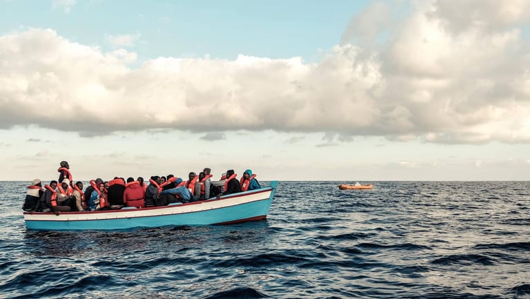 Unterwegs mit der Sea Watch (Archivbild): Die Hilfsorganisationhat den Tod eines Kindes auf einem Flüchtlingsboot im Mittelmeer gemeldet.