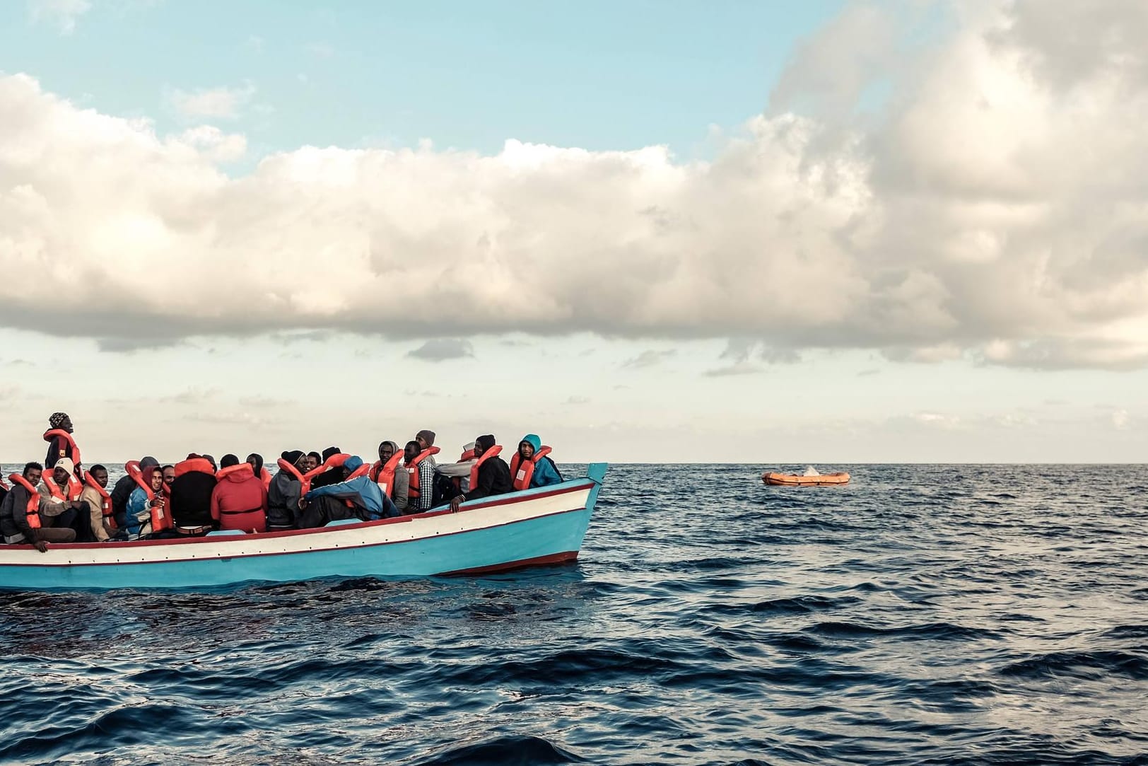 Unterwegs mit der Sea Watch (Archivbild): Die Hilfsorganisationhat den Tod eines Kindes auf einem Flüchtlingsboot im Mittelmeer gemeldet.