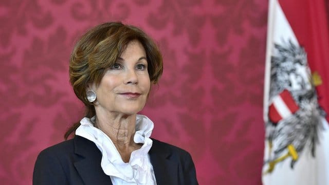 Brigitte Bierlein, Präsidentin des Verfassungsgerichtshofs, hört Bundespräsident Van Der Bellen zu, der sie zur neuen Kanzlerin erklärt.