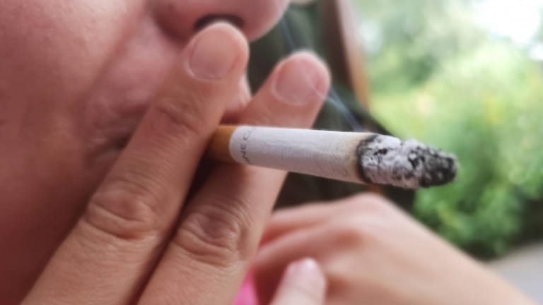 Frau zieht an Zigarette: Die 71-jährige Klägerin raucht seit ihrem 18. Lebensjahr und hat schon zehnmal versucht, aufzuhören.