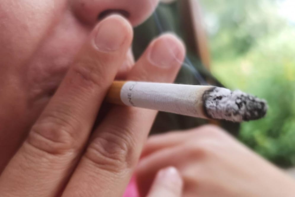 Frau zieht an Zigarette: Die 71-jährige Klägerin raucht seit ihrem 18. Lebensjahr und hat schon zehnmal versucht, aufzuhören.