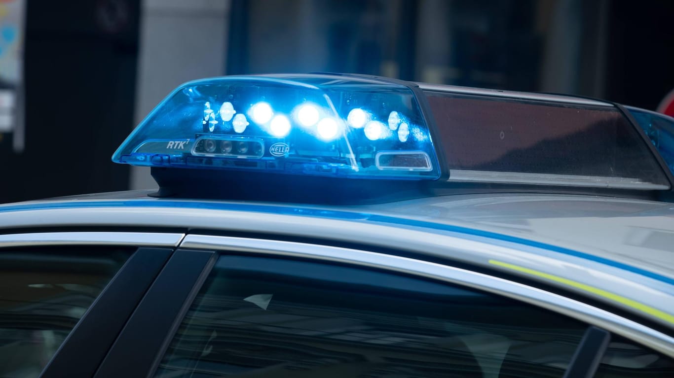 Polizei mit Blaulicht (Symbolbild): Eine Lehrerin ist in Bayern von einer Mutter und deren Begleiter angegriffe worden.