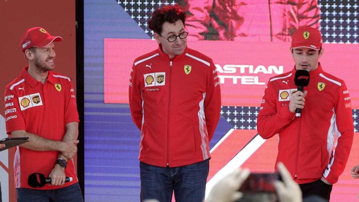 Ferrari-Teamchef Mattia Binotto (M) möchte das Team um Vettel (l) und Leclerc mit Top-Ingenieur Simone Resta verstärken.