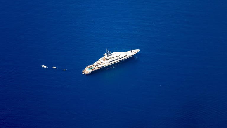 Jacht im Meer (Symbolbild): Die Luxusjacht eines italienischen Milliardärs ist im Mittelmeer von einem Frachtschiff gefallen und untergegangen.