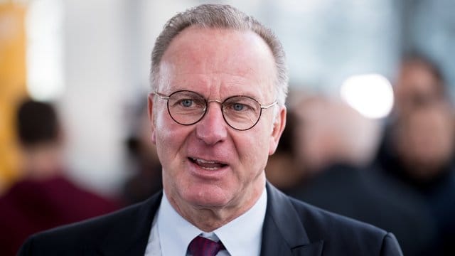 "Es ist absurd, dass die Clubs die Spielerberater bezahlen. "Es ist absurd, dass die Clubs die Spielerberater bezahlen.