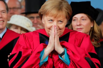 Ehrendoktorwürde für Angela Merkel: Sie habe ihren Willen gezeigt, für das einzustehen, was sie für richtig halte – auch wenn dies unpopulär sei.