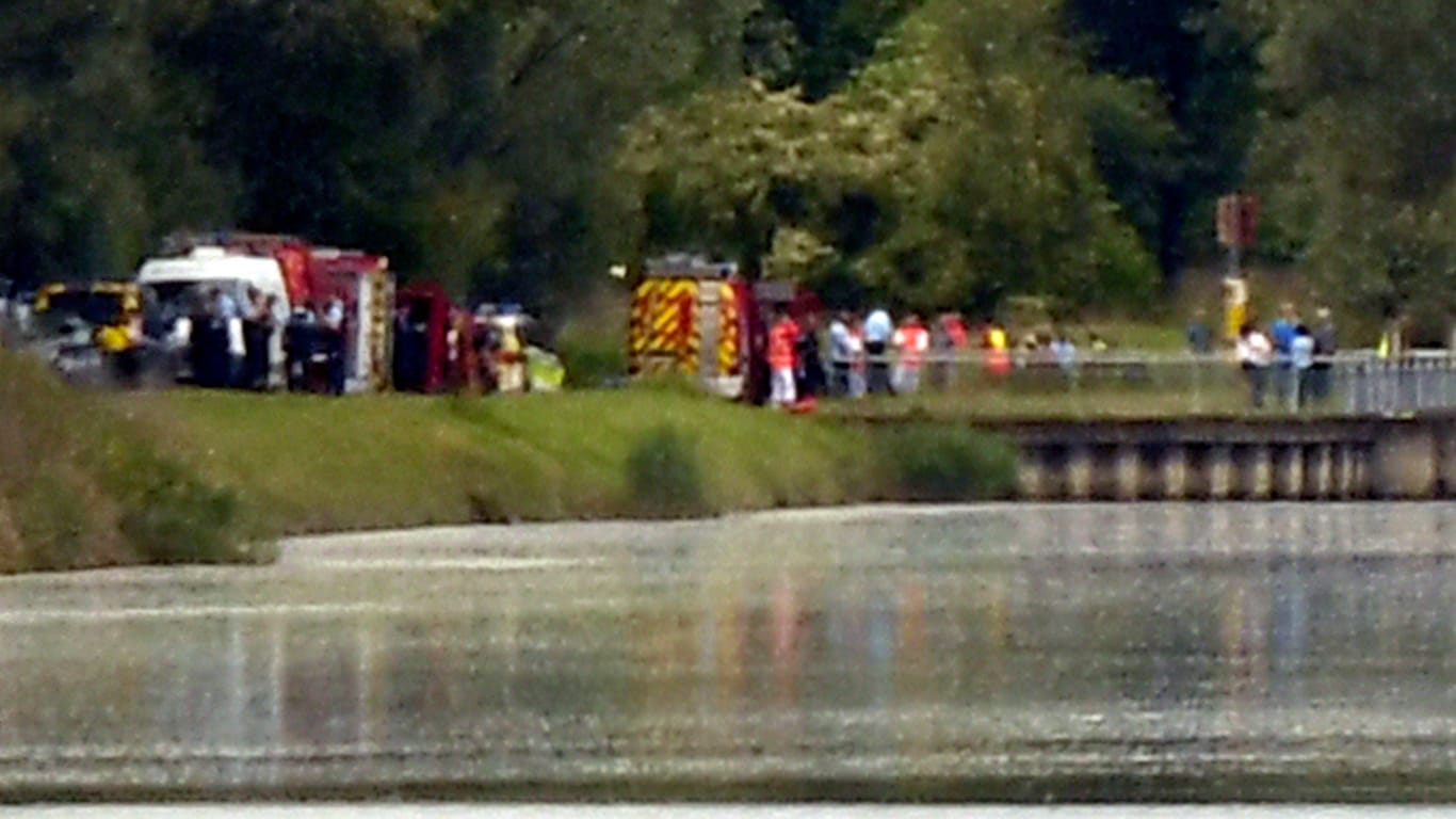 Rettungsfahrzeuge am Rheinufer im französischen Gerstheim: Das Unglück ereignete sich in einer Schleuse.