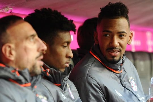 Jerome Boateng (r) kann sich trotz seiner Reservistenrolle einen Verbleib in München vorstellen.