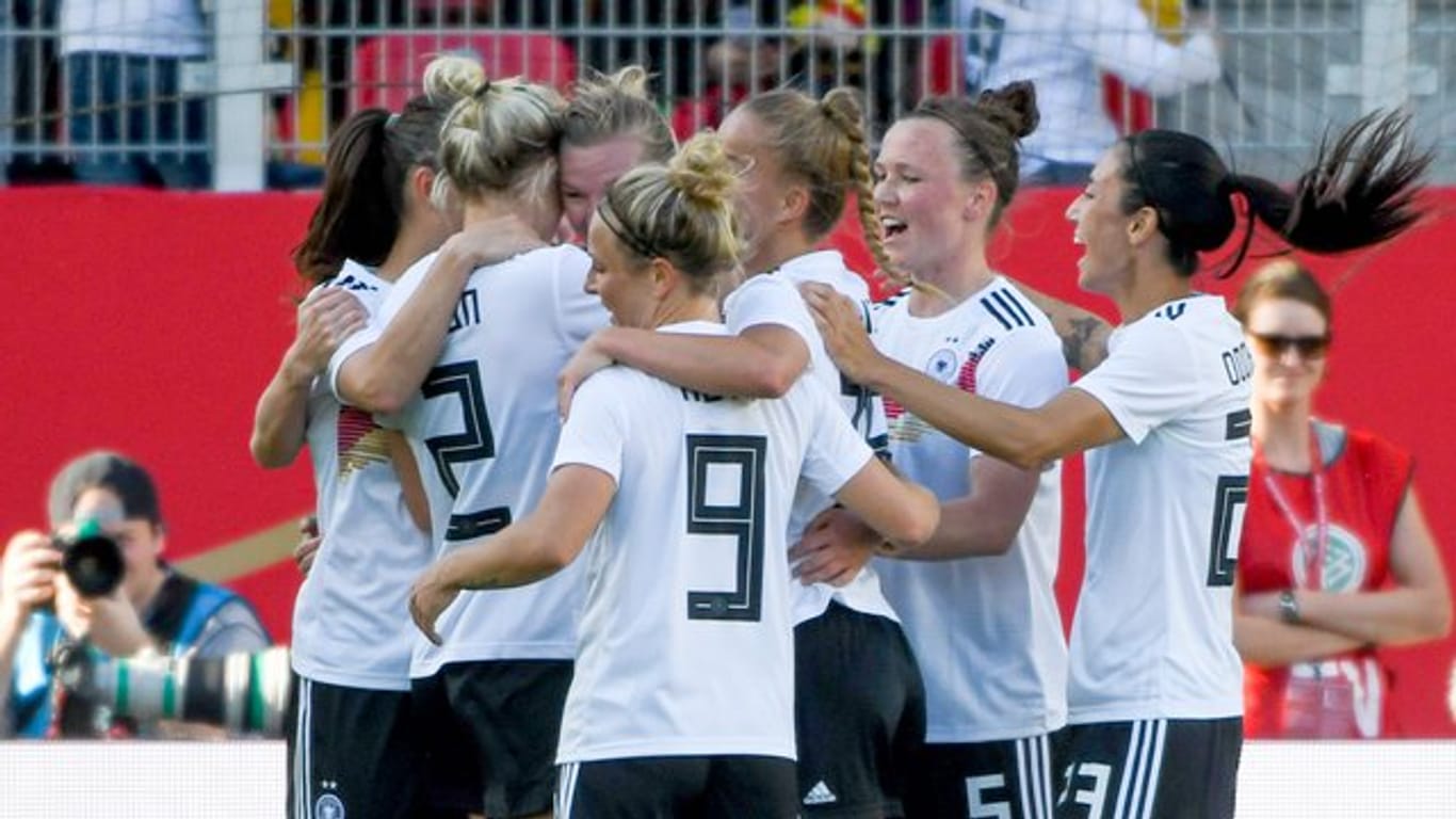 Die DFB-Frauen jubeln nach dem Treffer zum 1:0 von Alexandra Popp (3.