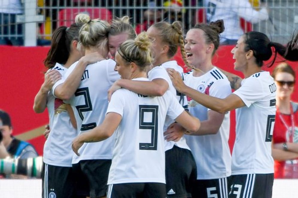 Die DFB-Frauen jubeln nach dem Treffer zum 1:0 von Alexandra Popp (3.