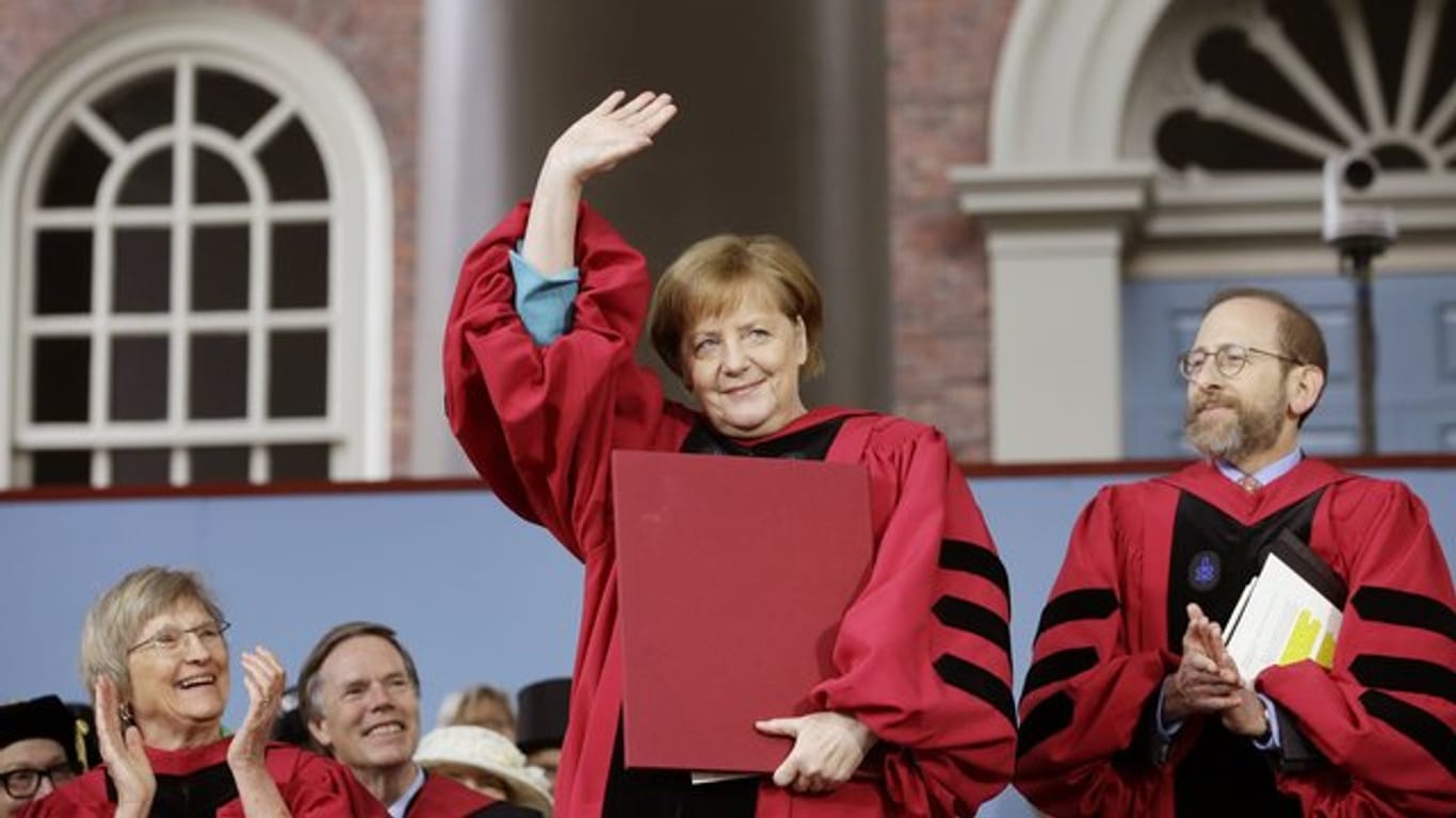 Bundeskanzlerin Angela Merkel winkt bei der Verleihung der Ehrendoktorwürde in Harvard.
