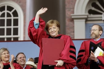 Bundeskanzlerin Angela Merkel winkt bei der Verleihung der Ehrendoktorwürde in Harvard.