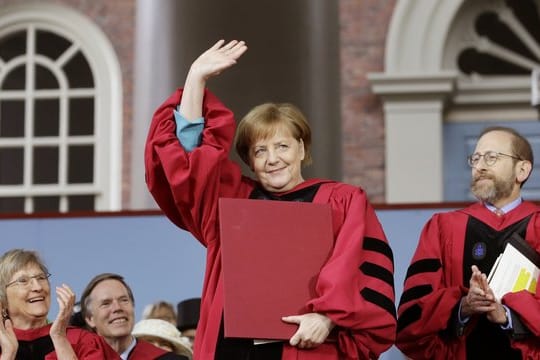 Bundeskanzlerin Angela Merkel winkt bei der Verleihung der Ehrendoktorwürde in Harvard.