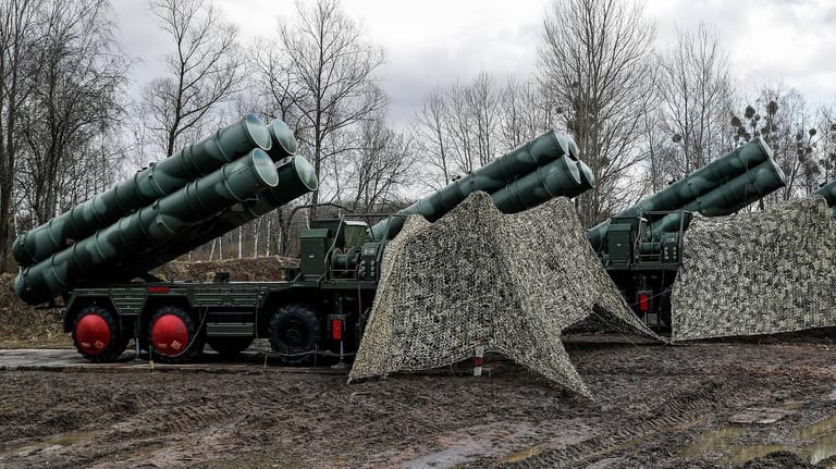 Getarnte russische S-400-Raketen