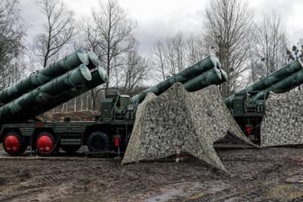 Getarnte russische S-400-Raketen