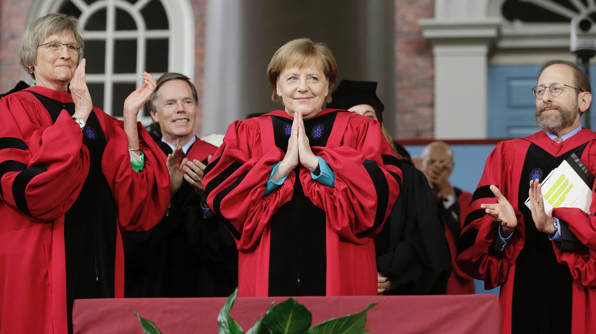 Angela Merkel nach Verleihung der Ehrendoktorwürde der Universität Harvard