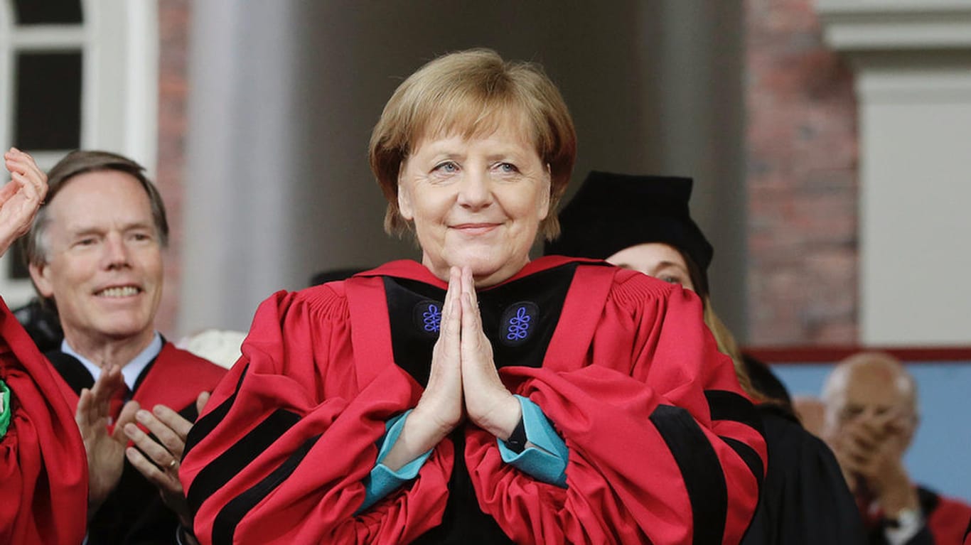 Angela Merkel nach Verleihung der Ehrendoktorwürde der Universität Harvard