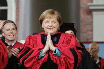 Angela Merkel nach Verleihung der Ehrendoktorwürde der Universität Harvard