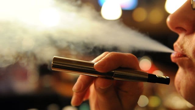 Auch E-Zigaretten sind in der Schwangerschaft schädlich.