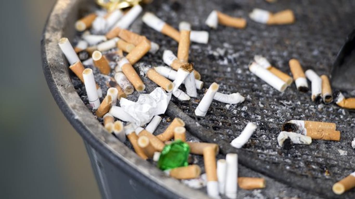 Auch wenn die Zigarette längst aus ist, können Rückstände von Rauch Schadstoffe abgeben.