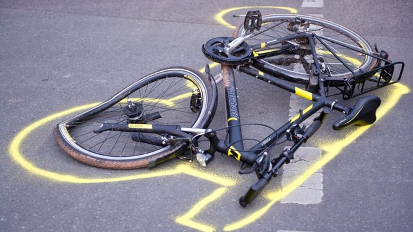 Gegen Unfälle mit Radfahrern beim Aussteigen hilft ein einfacher Trick für Autofahrer.